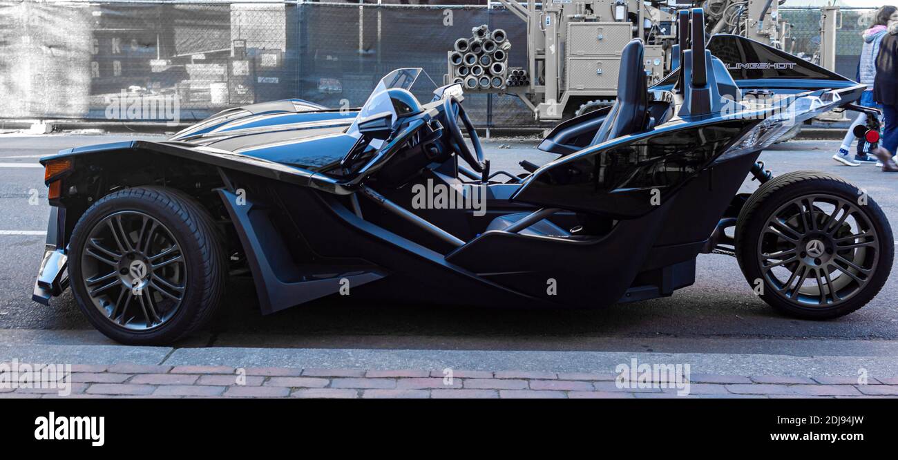 Alexandria, Virginie, États-Unis 11-28-2020: Un oeil accrocheur moderne élégant Polaris Slingshot moto à trois roues. Ce véhicule de luxe hautes performances est un h Banque D'Images