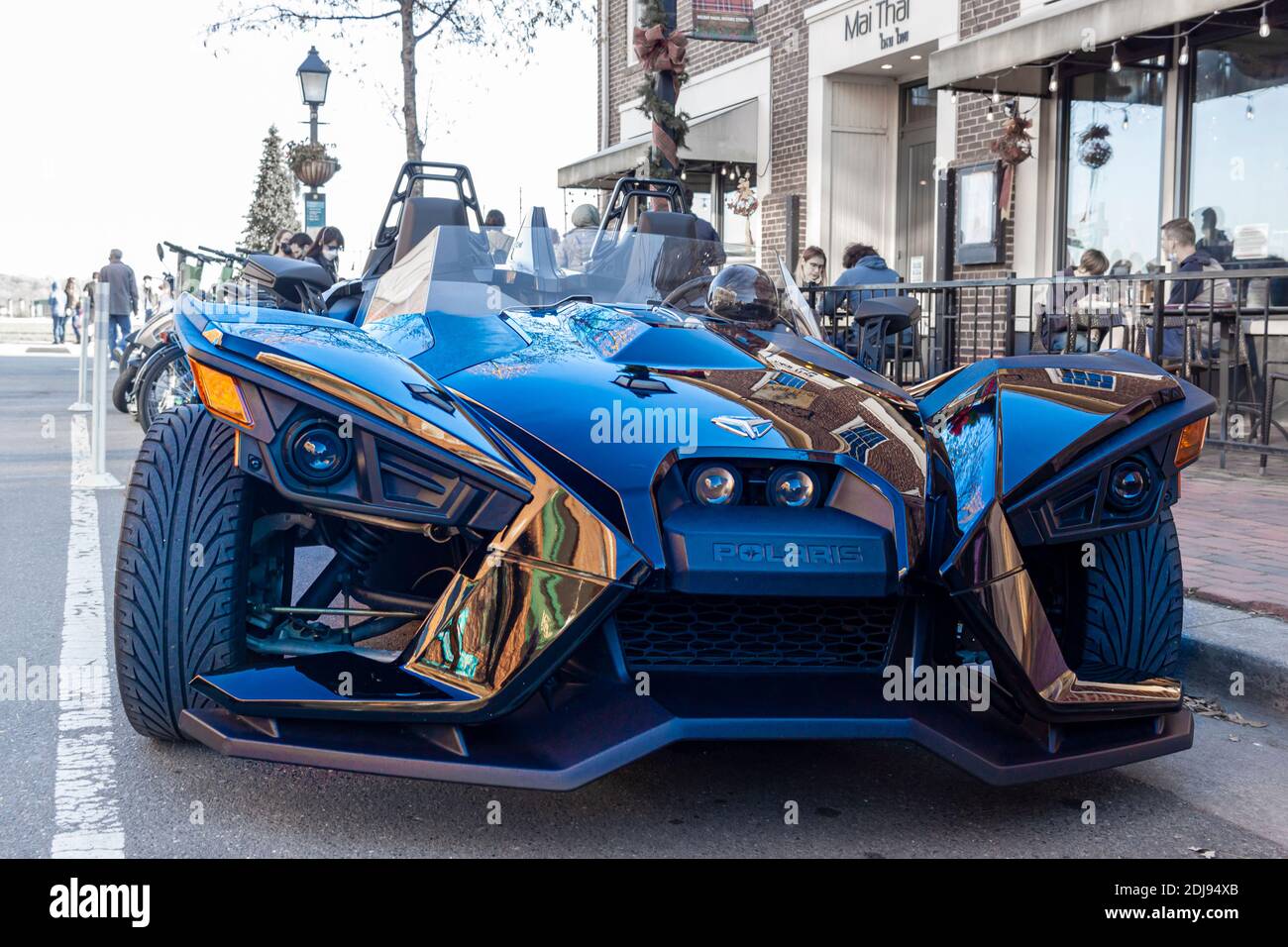 Alexandria, Virginie, États-Unis 11-28-2020: Un oeil accrocheur moderne élégant Polaris Slingshot moto à trois roues. Ce véhicule de luxe hautes performances est un h Banque D'Images