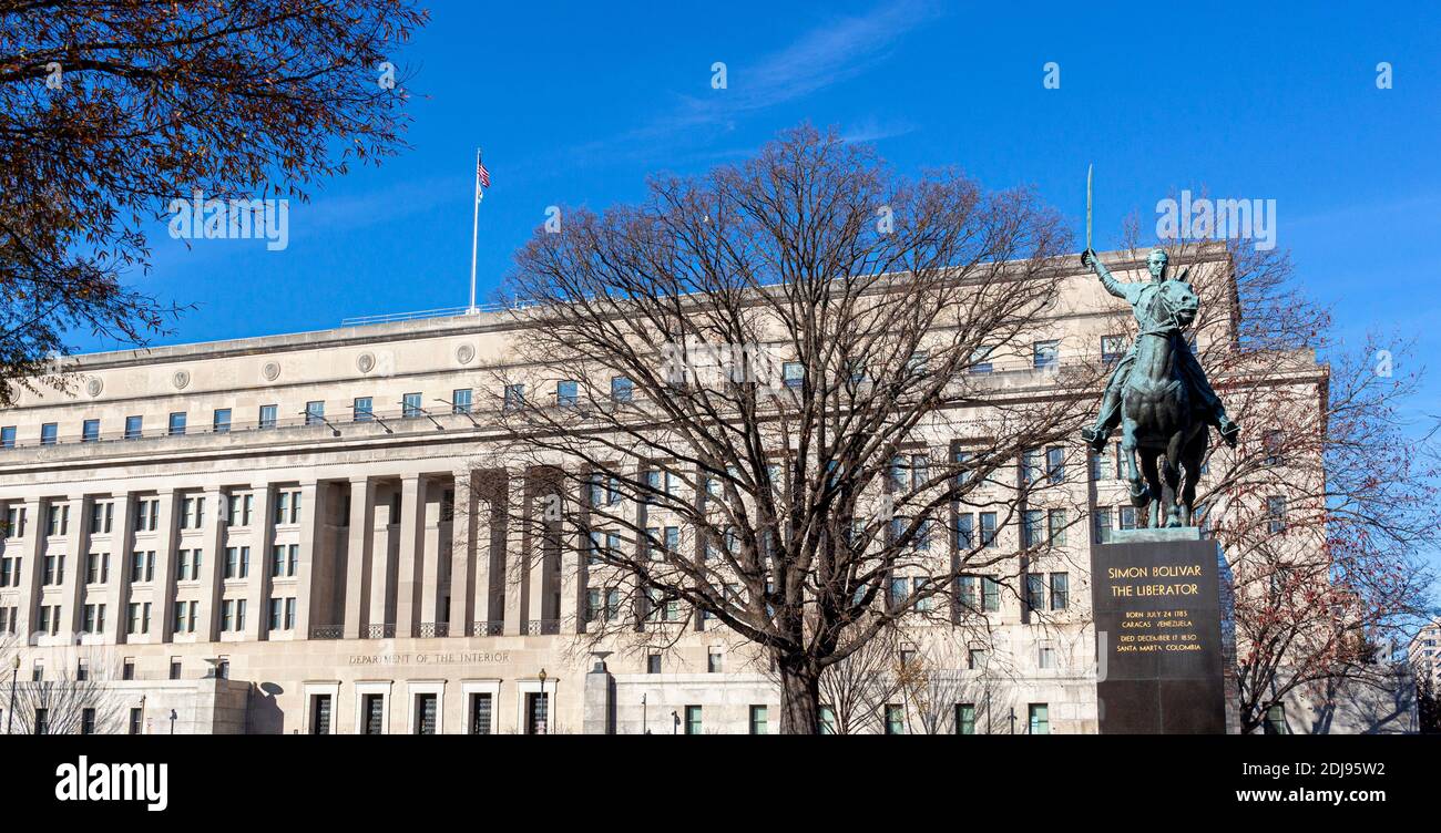 Washington DC, Etats-Unis 11-29-2020: Le siège du département américain du bâtiment intérieur avec la célèbre statue de Simon Bolivar 'le libérateur' Banque D'Images