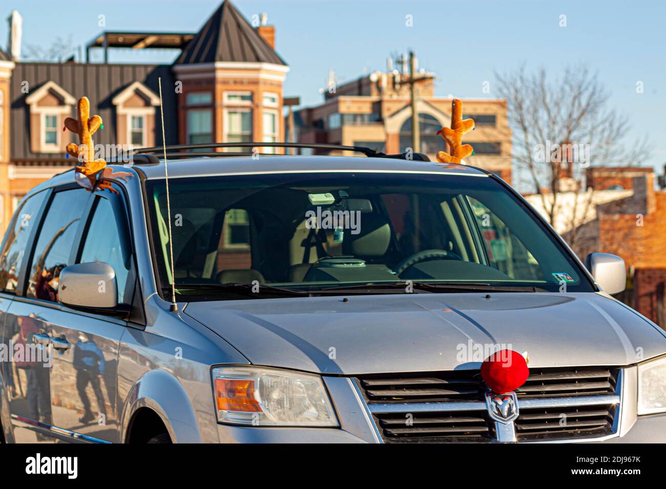 Frederick, MD, USA 12-02-2020: Bois ornementaux sur les fenêtres et un décor de nez rouge sur le panneau avant d'une voiture. Une belle combinaison de noël pour le Banque D'Images