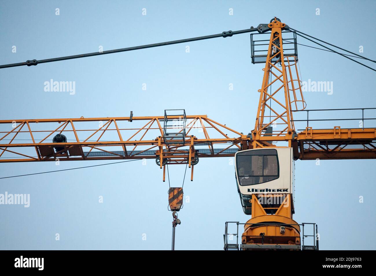 BELGRADE, SERBIE - 8 NOVEMBRE 2020 : logo Liebherr sur certaines machines de grue sur un chantier de construction à Belgrade Liebherr est un fabricant suisse allemand Banque D'Images