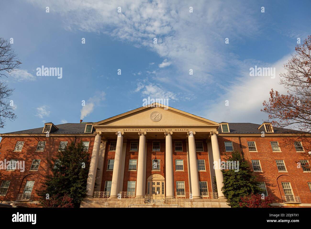 Bethesda, MD, USA 11.21.2020: Vue extérieure du bâtiment historique principal (bâtiment 1) des National Institutes of Health (NIH) à l'intérieur du campus de Bethesda. Banque D'Images