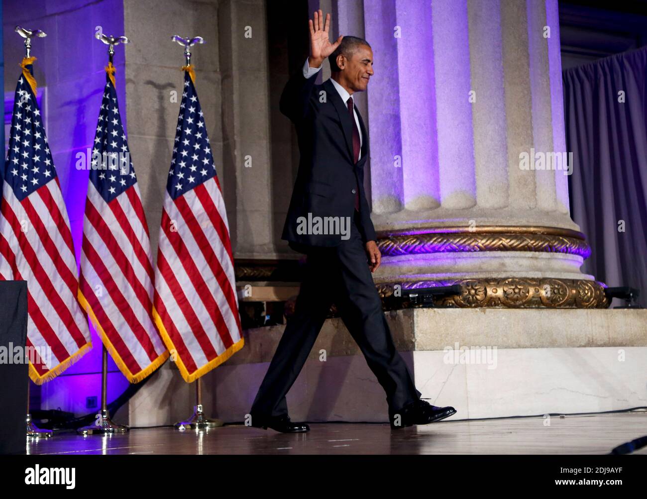 LE président AMÉRICAIN Barack Obama part après avoir pris la parole à la Conférence des nations tribales de la Maison Blanche de 2016 à l'auditorium Andrew W. Mellon, le 26 septembre 2016, Washington, DC, USA. La conférence offre aux chefs tribaux l'occasion d'interagir directement avec les représentants du gouvernement fédéral et les membres du Conseil des affaires autochtones de la Maison-Blanche. Photo par Aude Guerrucci/Pool/ABACAPRESS.COM Banque D'Images