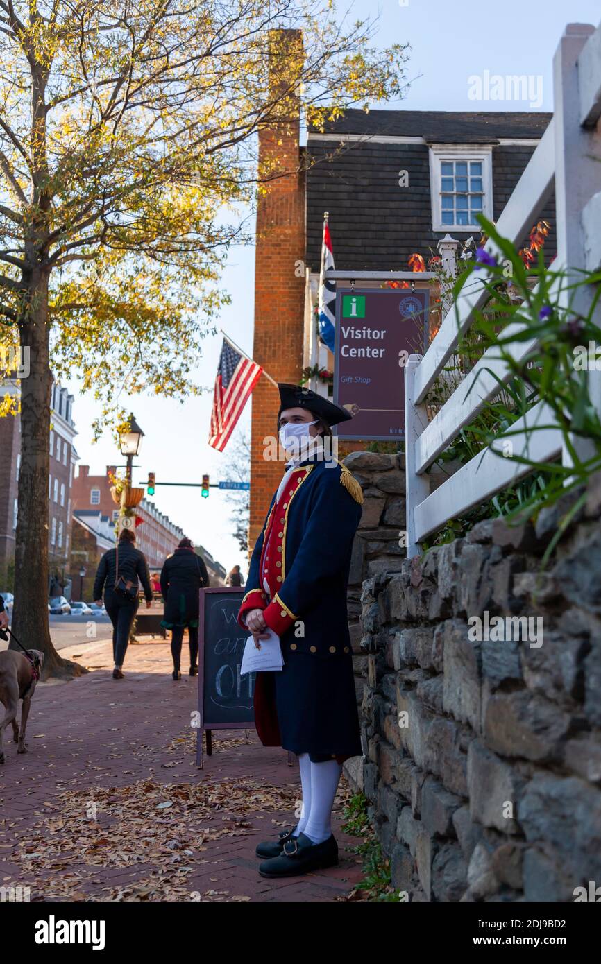 Alexandrie, Virginie, États-Unis 11-28-2020: Un employé travaillant au centre des visiteurs de la ville historique touristique d'Alexandrie est en plein air avec un costume de minuteman Banque D'Images