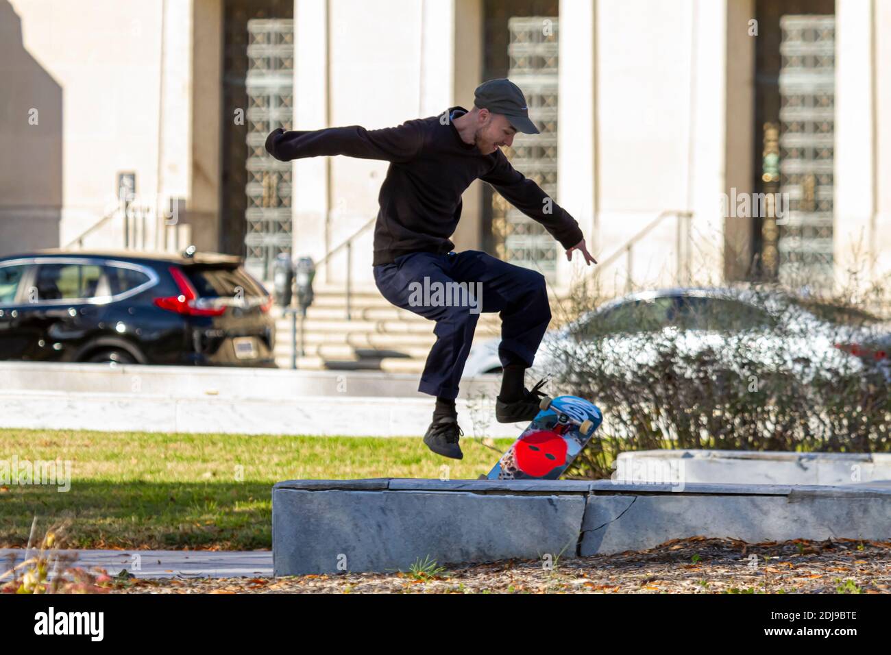 Washington DC, USA 11.28.2020 : image en gros plan rétro-éclairée montrant le patineur a dans les airs lorsqu'il perd l'équilibre et tombe de son skateboard en train de tenter un tr Banque D'Images