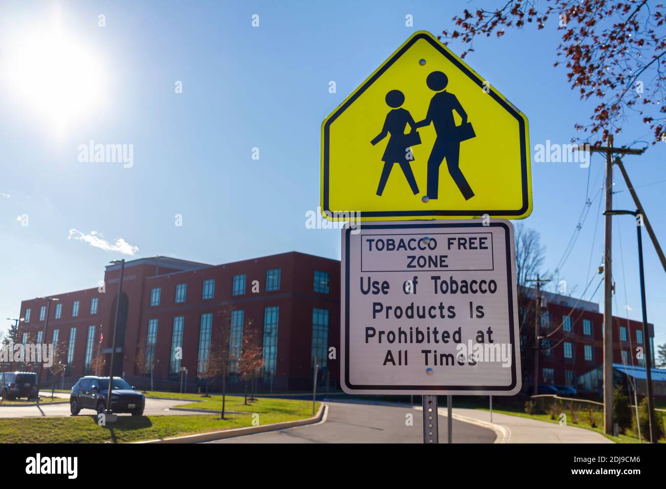 Panneau de zone sans tabac avec panneau de croisement étudiant devant une école secondaire publique dans le Maryland. Les produits du tabac ne sont pas autorisés dans les locaux à éviter Banque D'Images