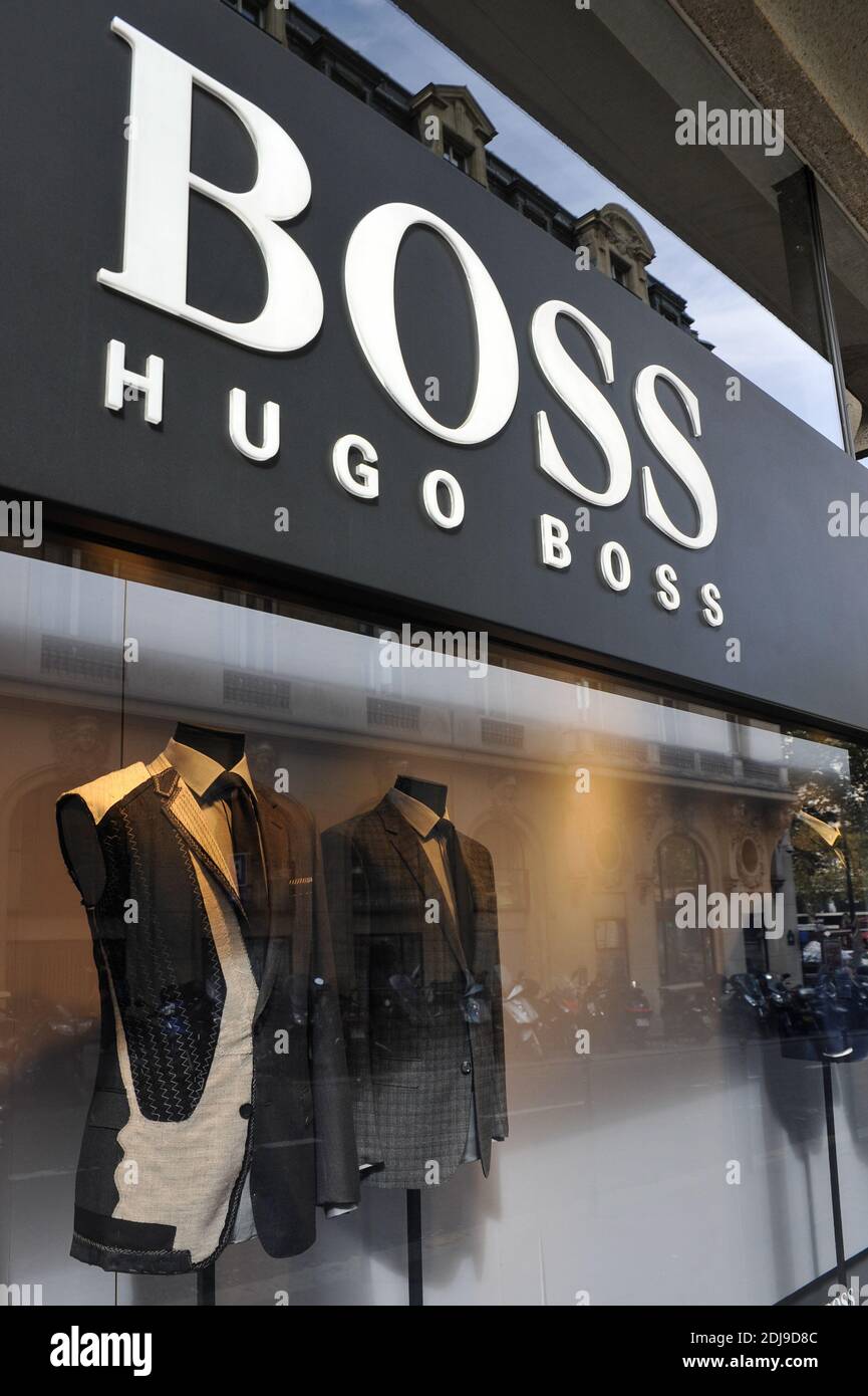 La boutique Hugo Boss est située sur l'avenue des champs-Élysées à Paris,  en France, le 26 septembre 2016. Photo de Bastien Guerche/ABACAPRESS.COM  Photo Stock - Alamy