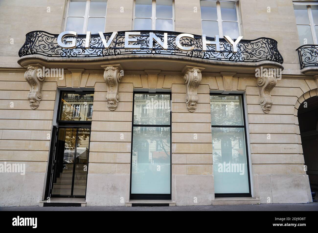 GIVENCHY une maison haute-Couture sur l'avenue George V à Paris, France le  26 septembre 2016. Photo de Bastien Guerche/ABACAPRESS.COM Photo Stock -  Alamy