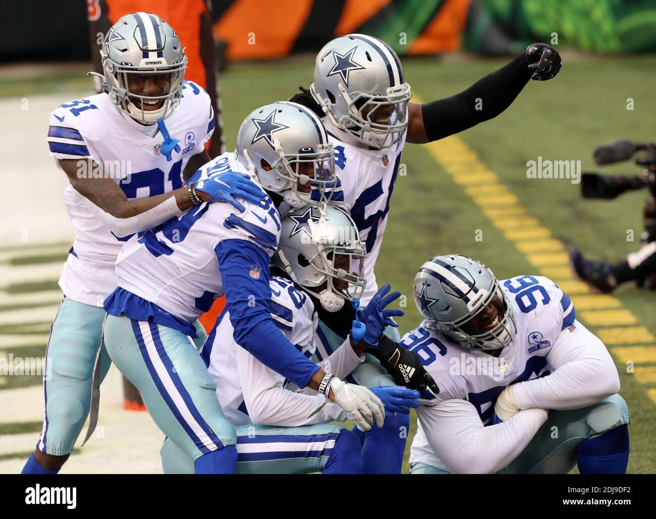 Cincinnati, États-Unis. 13 décembre 2020. Aldon Smith (58) et ses coéquipiers célèbrent les matchs de Dallas Cowboys après qu'il ait lancé un ballon de football en fumée pour un match contre les Bengals de Cincinnati pendant la première moitié du match au stade Paul Brown à Cincinnati, Ohio, le dimanche 13 décembre 2020. Photo de John Sommers II/UPI crédit: UPI/Alay Live News Banque D'Images