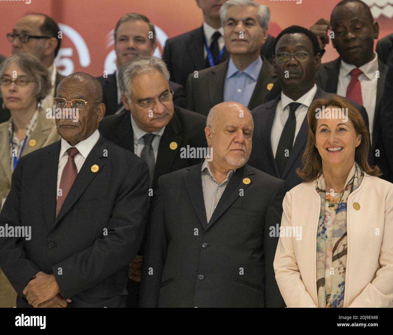 Segolene Royal assiste à la réunion des ministres de l'OPEP à Alger, en Algérie, le 27 septembre 2016. Le cartel des producteurs de pétrole de l'OPEP a convenu d'un accord préliminaire pour réduire la production pour la première fois en huit ans, ce qui a provoqué une flambée des prix du brut. Brent crude, la référence internationale pour le pétrole, a augmenté de près de 6% à près d'un baril sur la presse. Photo par Ammi Louiza/ABACAPRESS.COM Banque D'Images