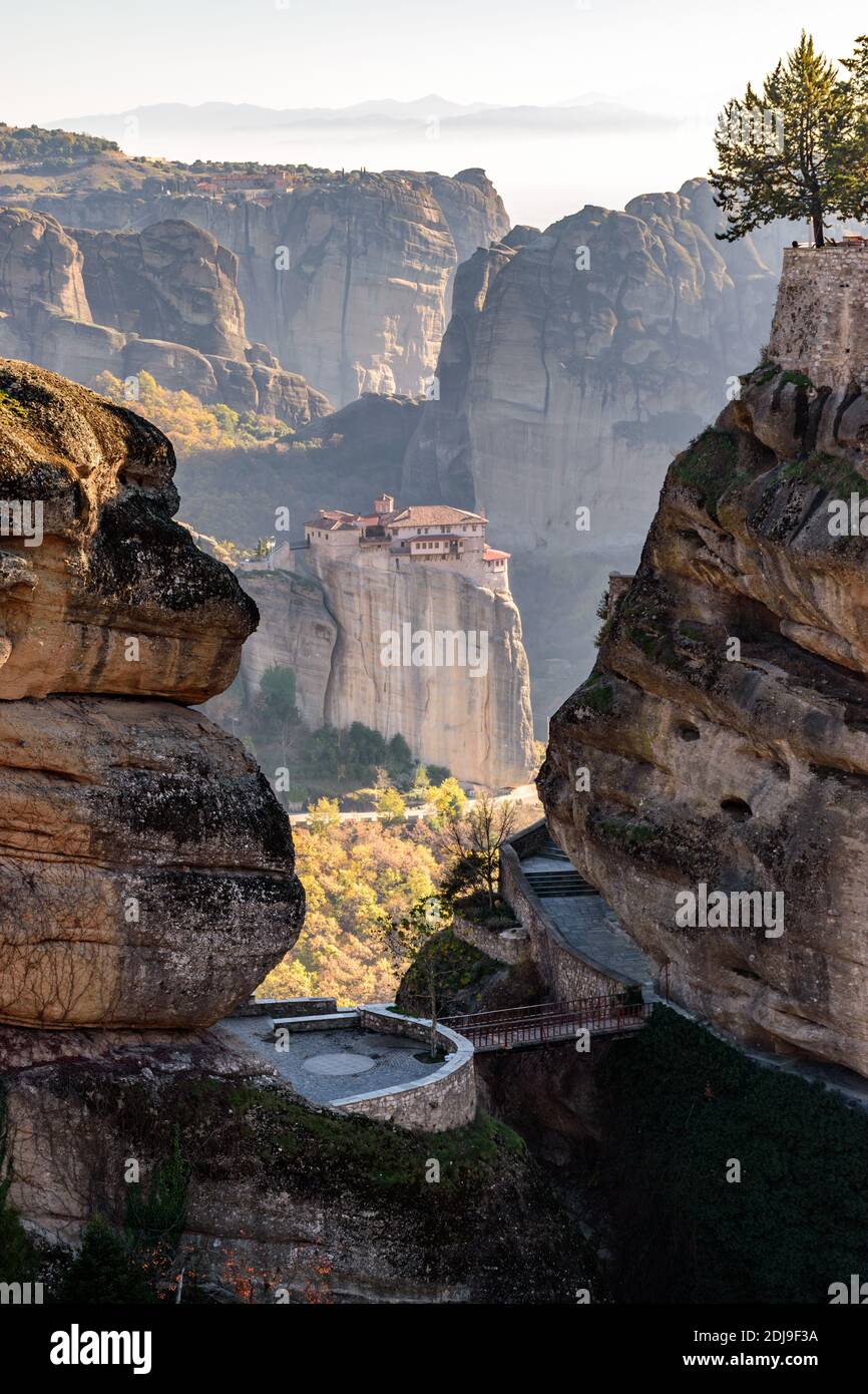 L'entrée du monastère de Varlaam, un site classé au patrimoine mondial de l'unesco, situé sur une formation rocheuse unique au-dessus du village de Kalambaka pendant les mers d'automne Banque D'Images