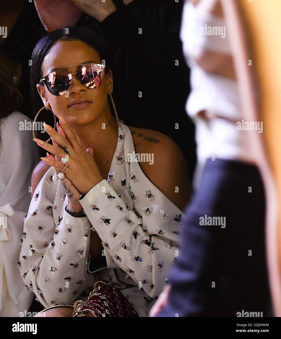 Rihanna participe au salon Christian Dior dans le cadre de la semaine de la  mode de Paris prêt à porter Printemps/été 2017 le 30 , 2016 à Paris, France.  Photo de Laurent