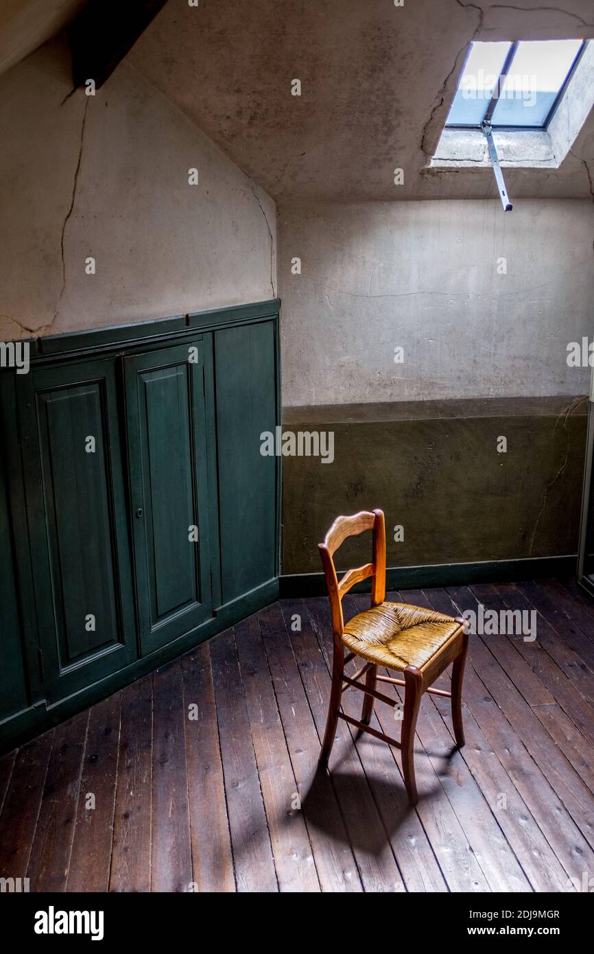 Dossier - Illustration Vincent Van Gogh - la petite salle où l'artiste  Vincent van Gogh a résidé dans les deux derniers mois de sa vie. La chambre  à l'étage de l'ancien café