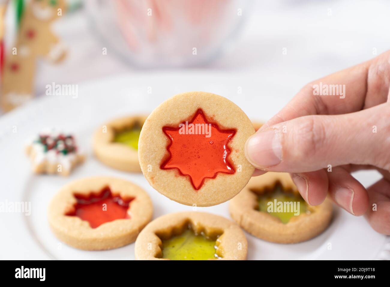 Biscuits de Noël en verre teinté au beurre Banque D'Images