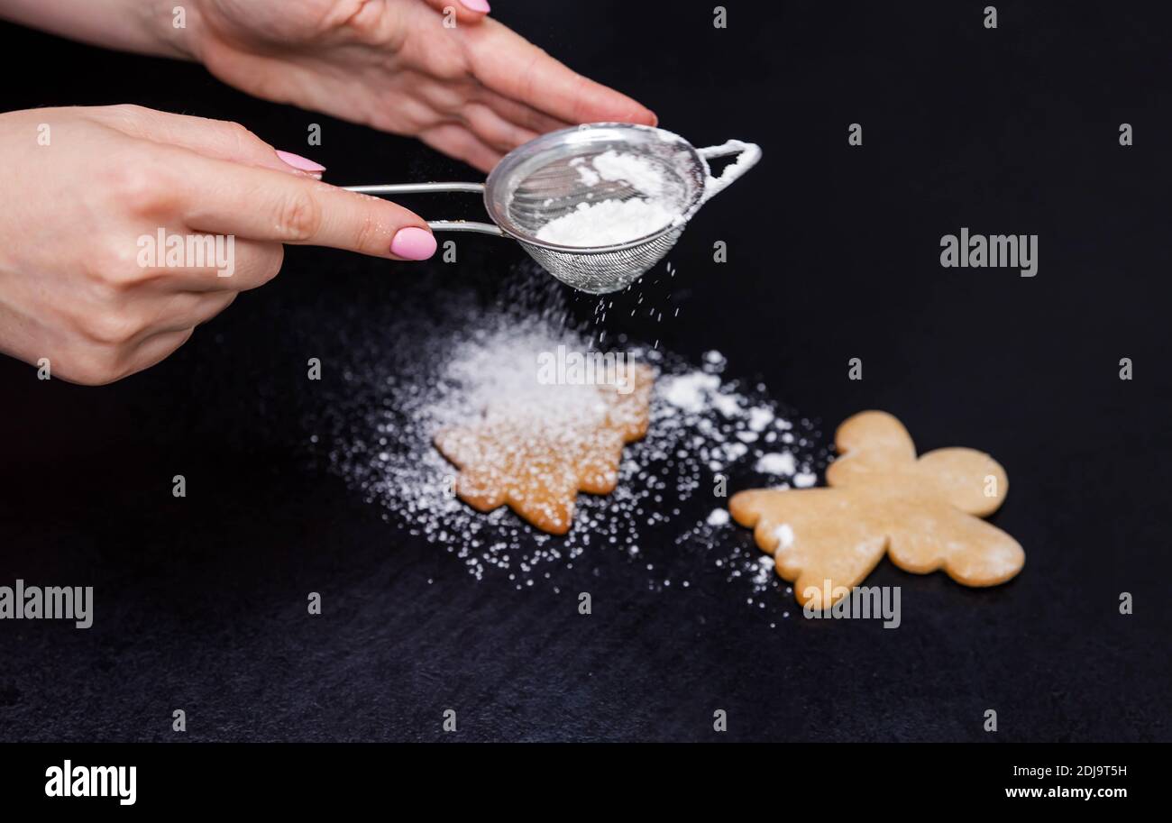Biscuits aux arbres de Noël parsemés de sucre de confiserie. Cuisson Banque D'Images