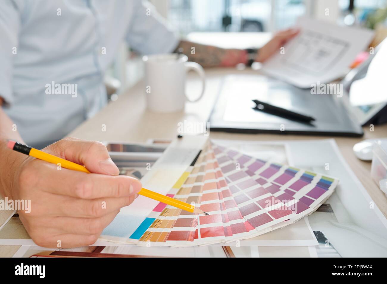 Concepteur graphique choix de la couleur dans la palette lors de l'utilisation du projet pour le client Banque D'Images