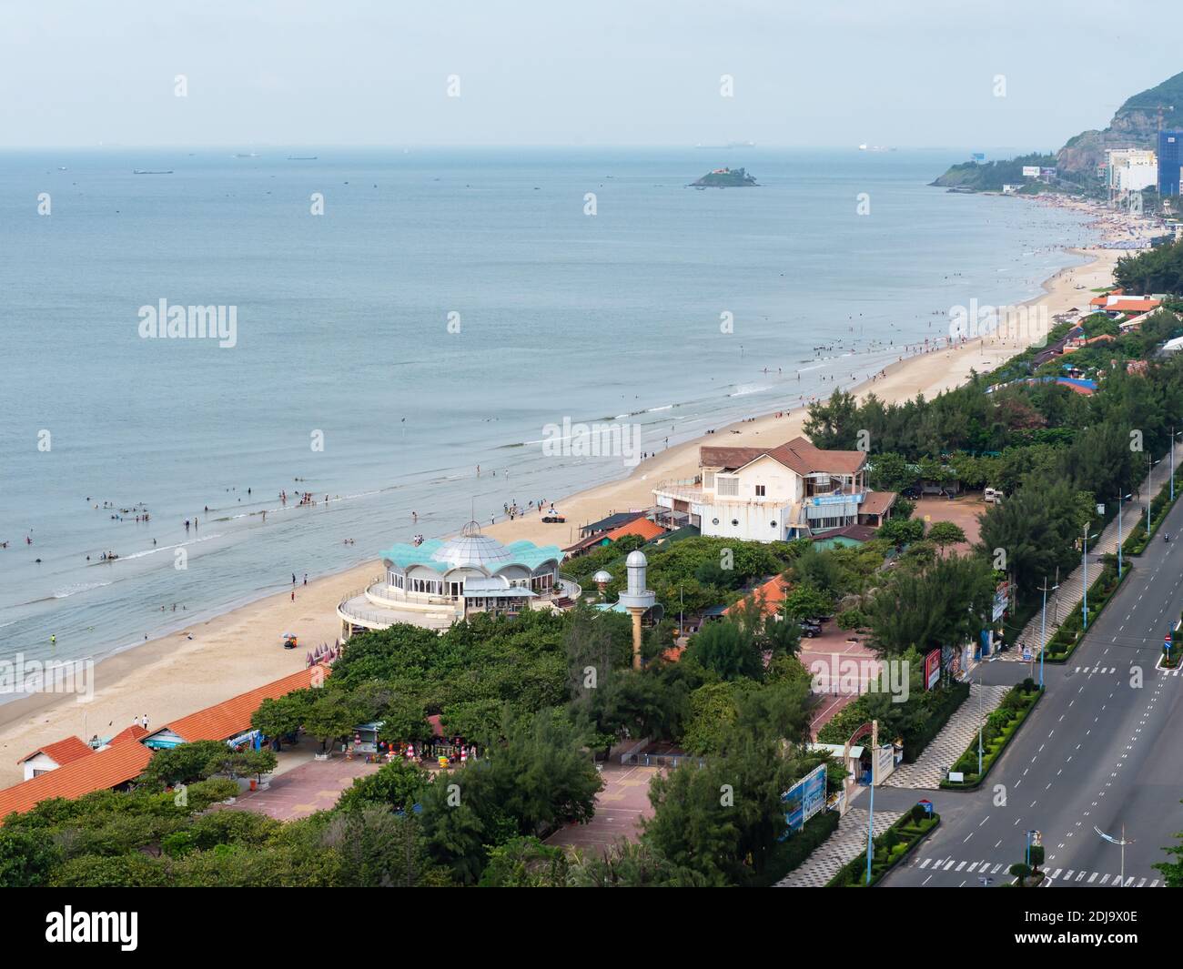 Bai Sau ou Back Beach à Vung Tau dans la province de Bang Ria-Vung Tau au, au Vietnam du Sud, avec des pavillons de restaurant sur la plage. Banque D'Images