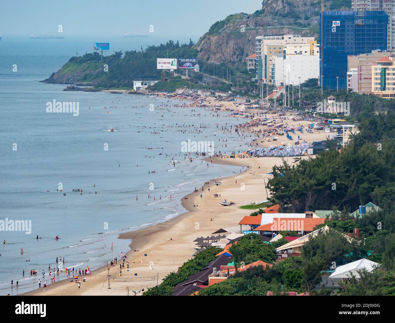 Plage de Bai bien à Vung Tau dans la province de Bang Ria-Vung Tau, au Vietnam du Sud, avec restaurants, hôtels et touristes. Banque D'Images