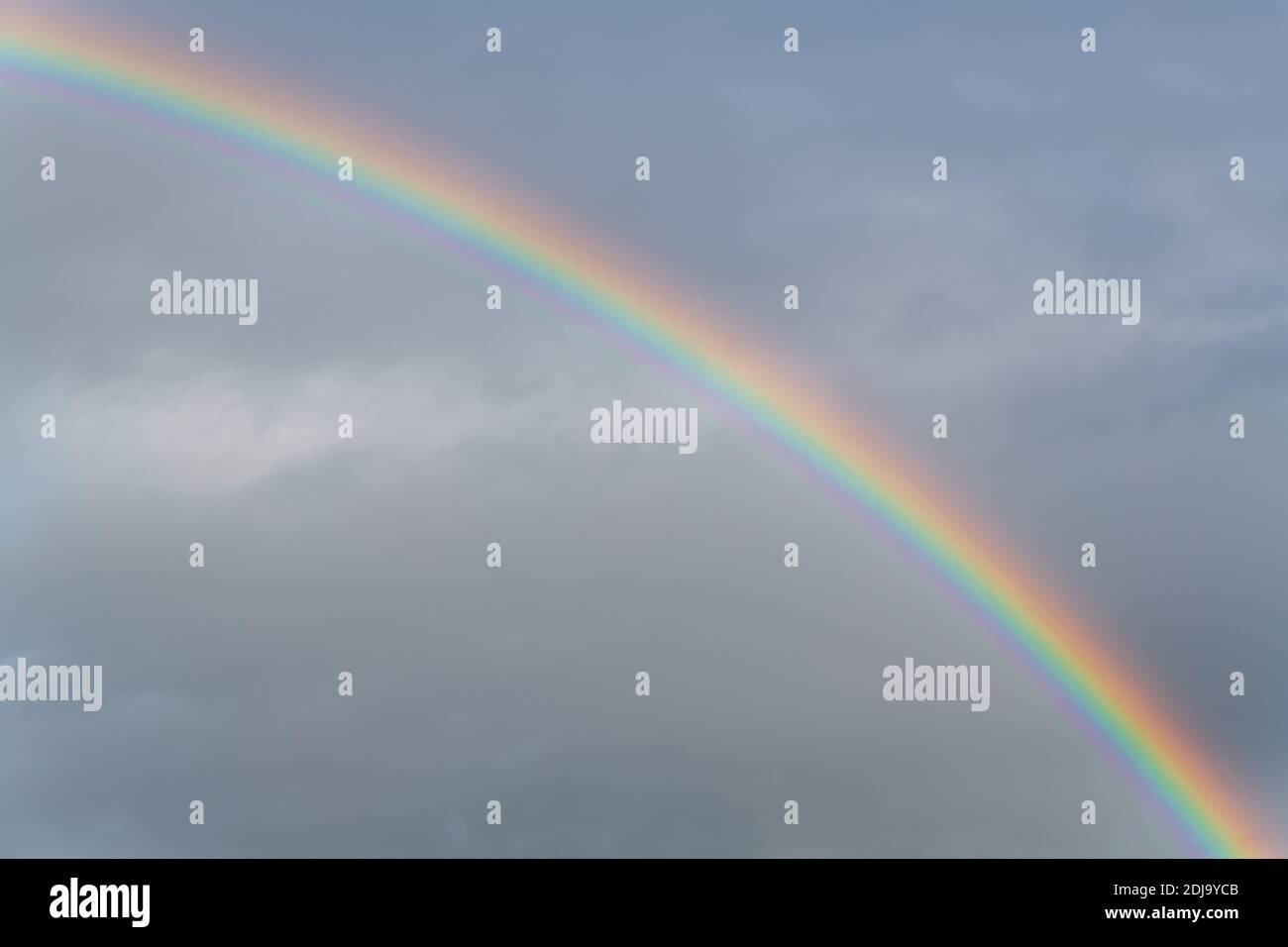 Ciel arc-en-ciel pendant les précipitations, Quito, Equateur. Banque D'Images