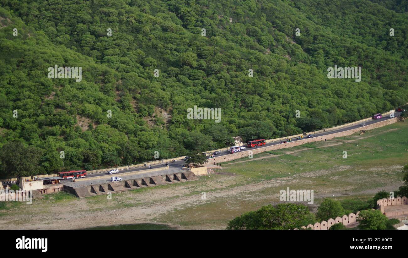 Vue sur la colline avec des arbres épais couvert sur le côté de la colline (une partie de la chaîne d'aravalli) à jaipur, rajasthan, Inde Banque D'Images