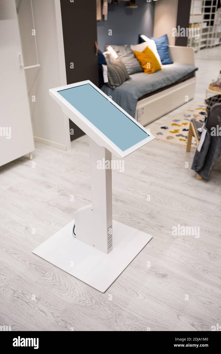 Kiosque en libre-service avec écran tactile dans le magasin. Banque D'Images