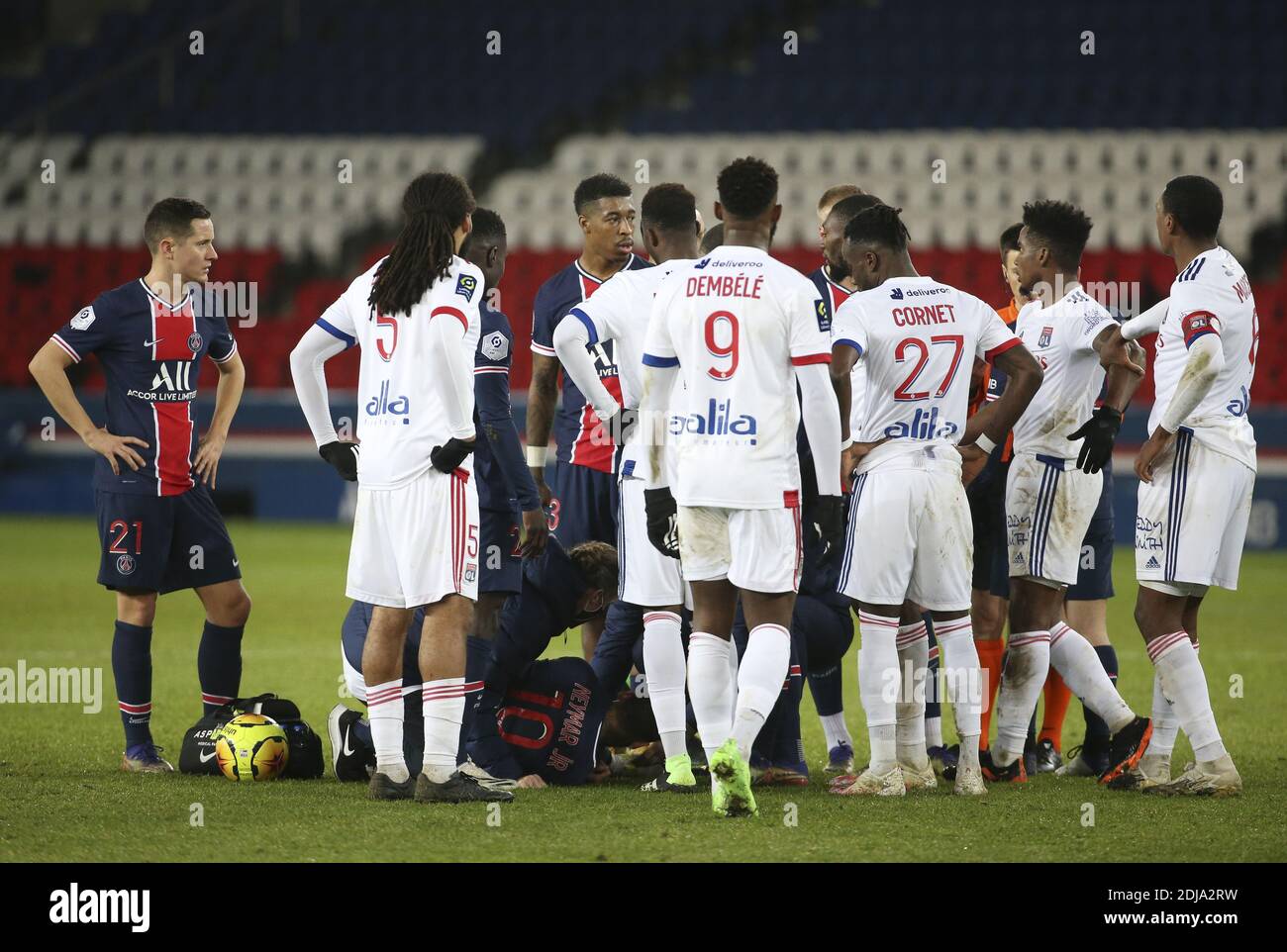 Neymar Jr de PSG, blessé avec une cheville tentaculaire, laisse le terrain sur une civière pendant le championnat français Ligue 1 football / LM Banque D'Images