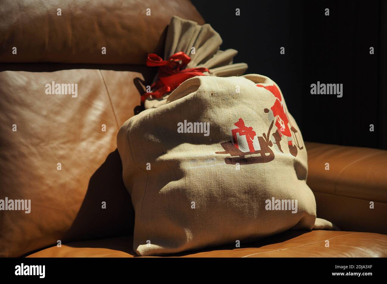 Un sac de Père Noël avec des cadeaux du nouvel an. Banque D'Images