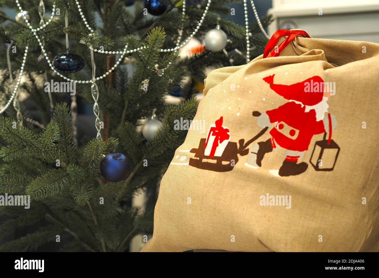 Un sac de Père Noël avec des cadeaux du nouvel an. Banque D'Images