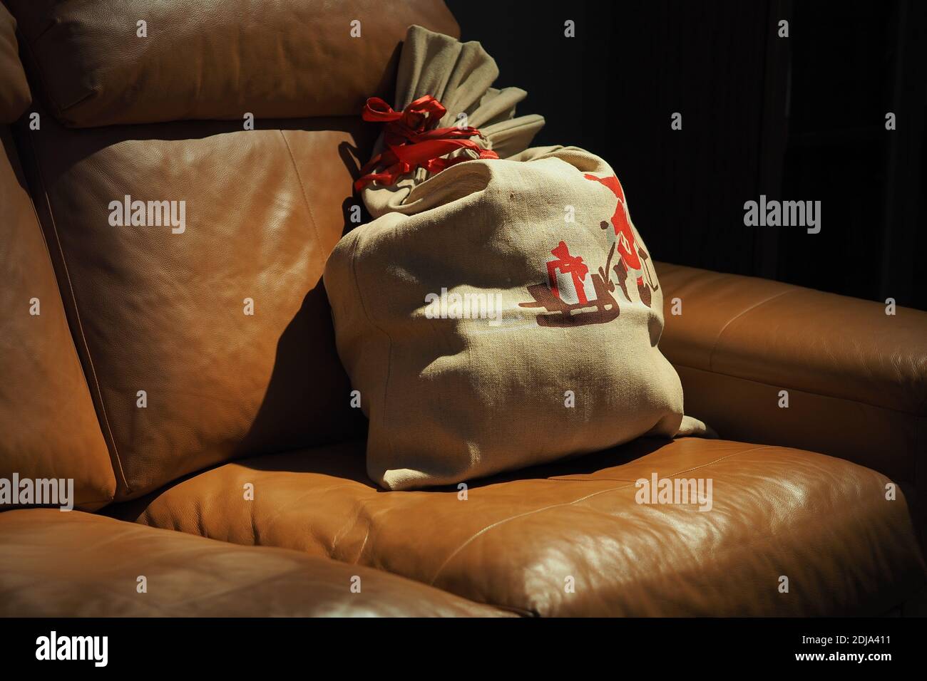 Un sac de Père Noël avec des cadeaux du nouvel an. Banque D'Images