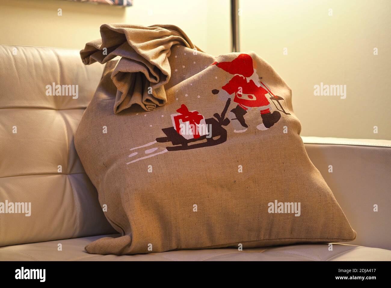 Un sac de Père Noël avec des cadeaux du nouvel an. Banque D'Images
