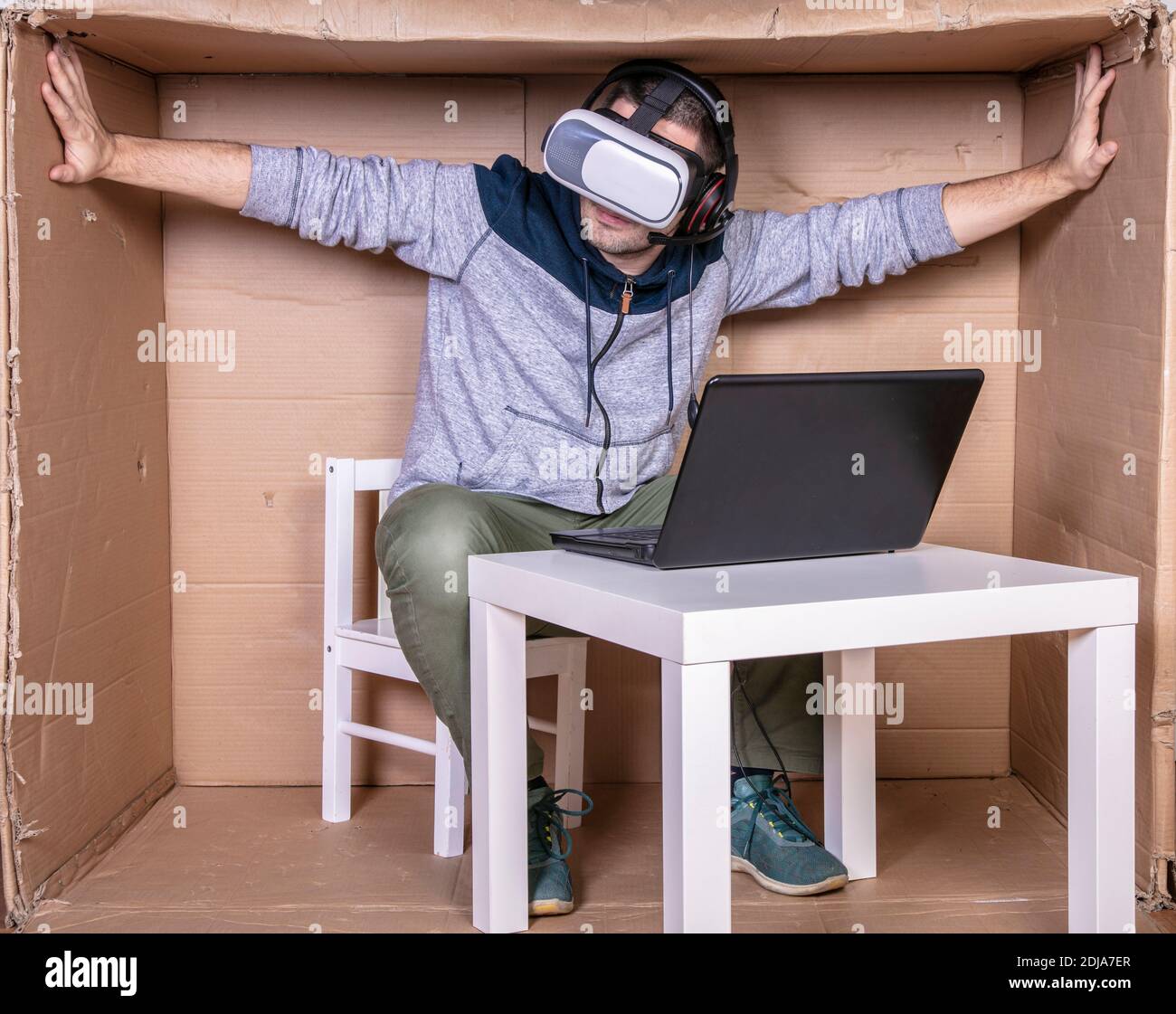 employé avec des lunettes de réalité virtuelle travaillant dans son carton de maison bureau Banque D'Images