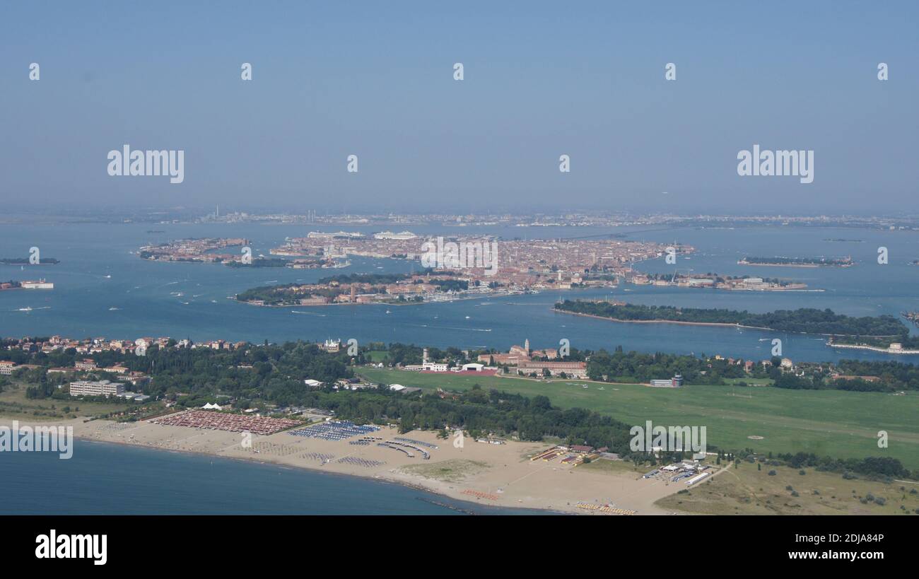 Vue aérienne sur le Lido à Venise et sa petite aéroport Banque D'Images