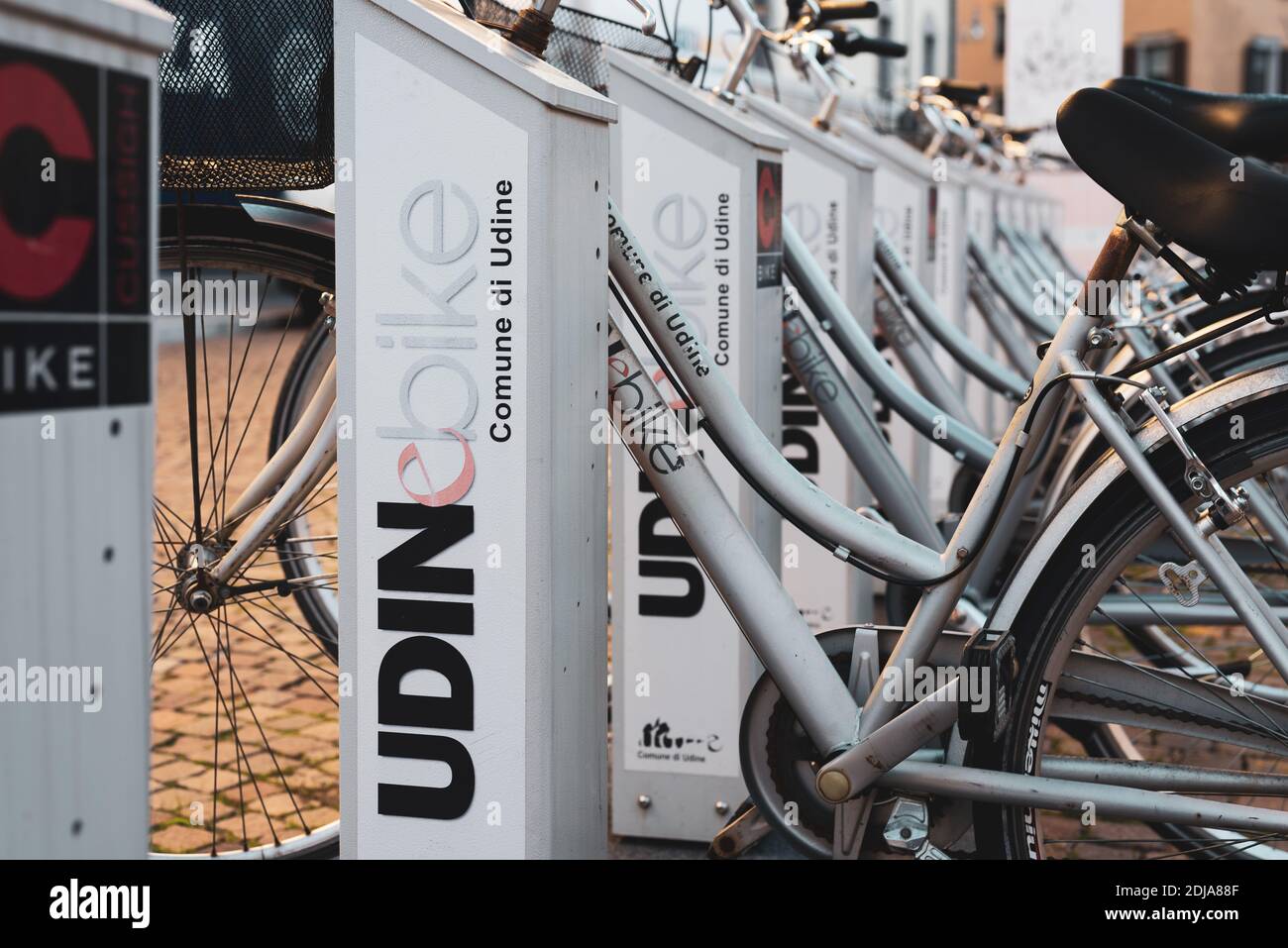 Le partage de vélo en Italie. Beaucoup de vélos garés à un point de partage de vélo. Friuli Venezia Giulia, Udine. Banque D'Images