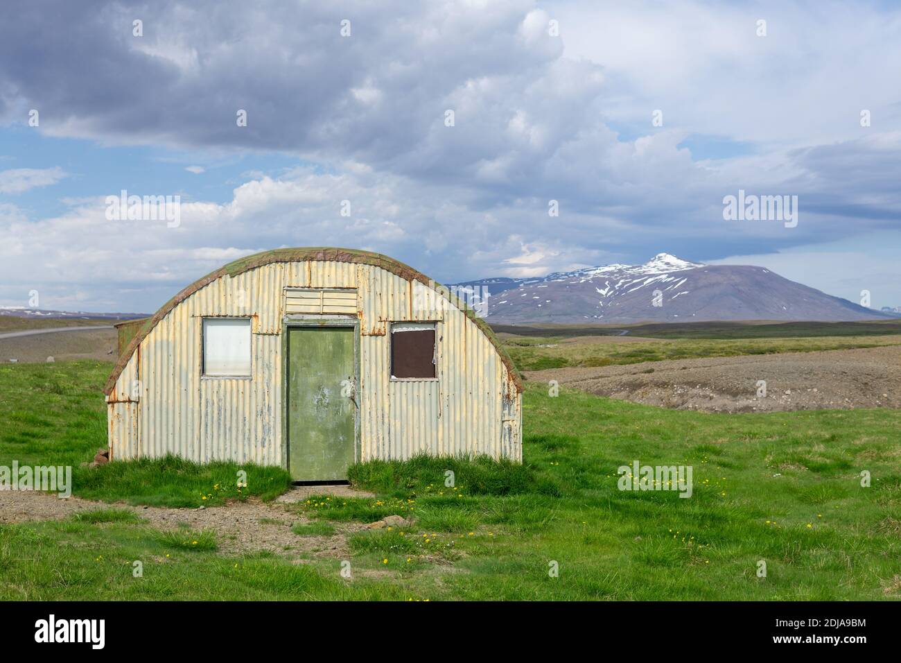 Cabine d'urgence dans les hauts plateaux islandais arides. Banque D'Images