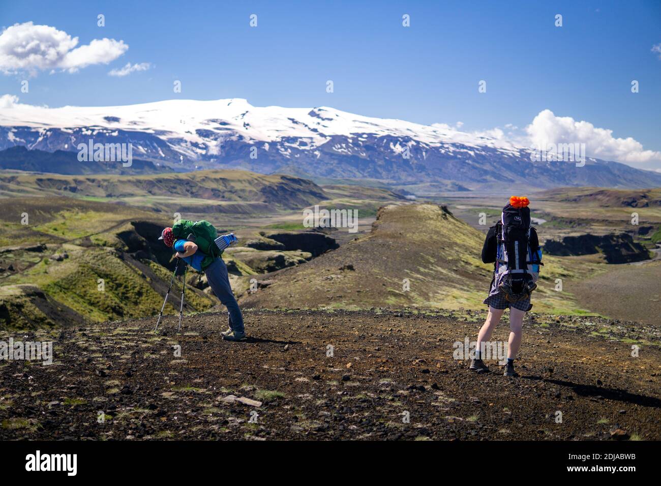 Deux randonneurs regardant le volcan Eyjafjallajökull depuis le trek de Laugavegur - le dernier jour entre Botnar et Thorsmork, en Islande Banque D'Images