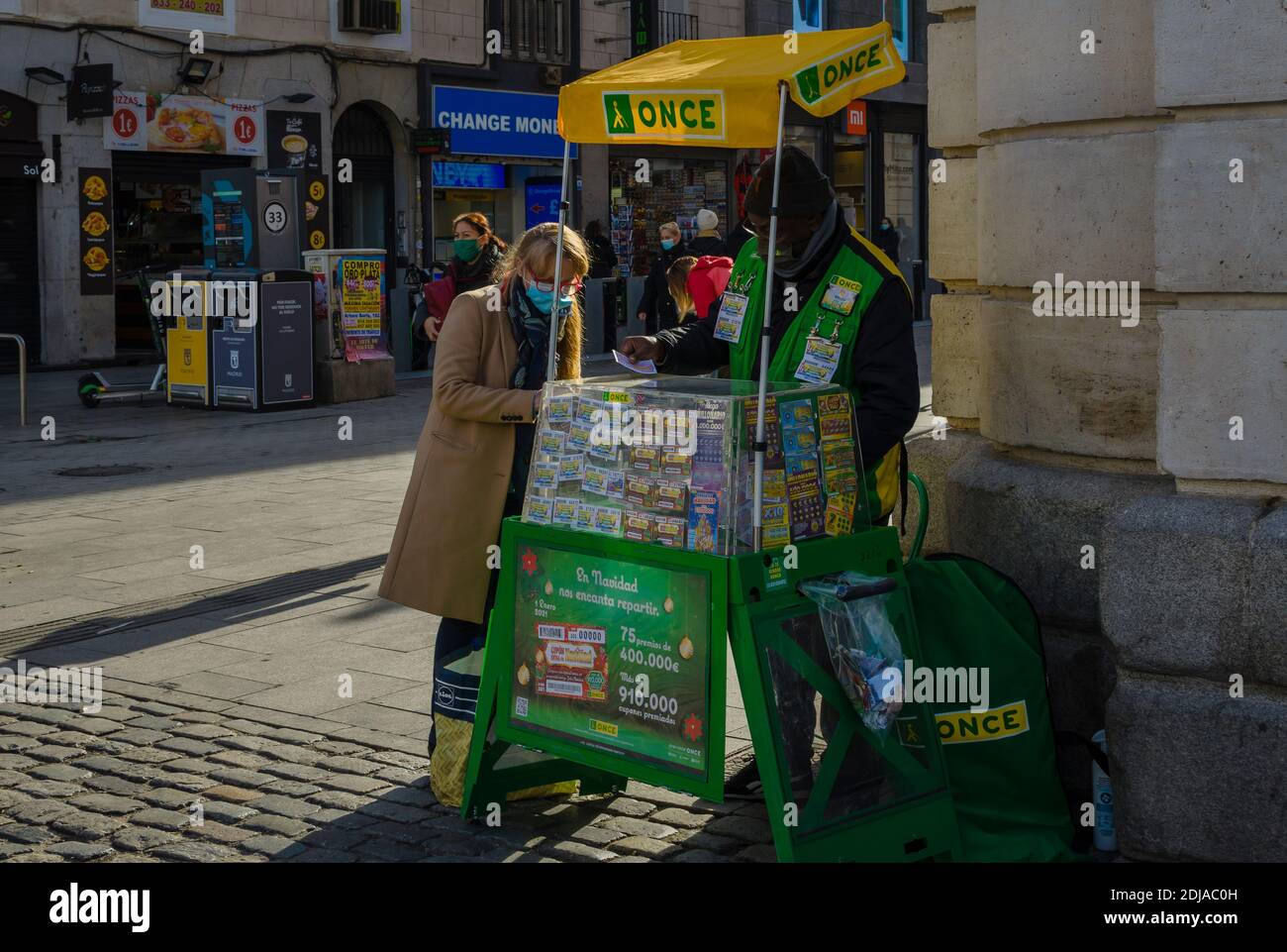 13 décembre 2020. Un homme à la place Puerta del sol, vendant la loterie. Madrid, Espagne. Banque D'Images