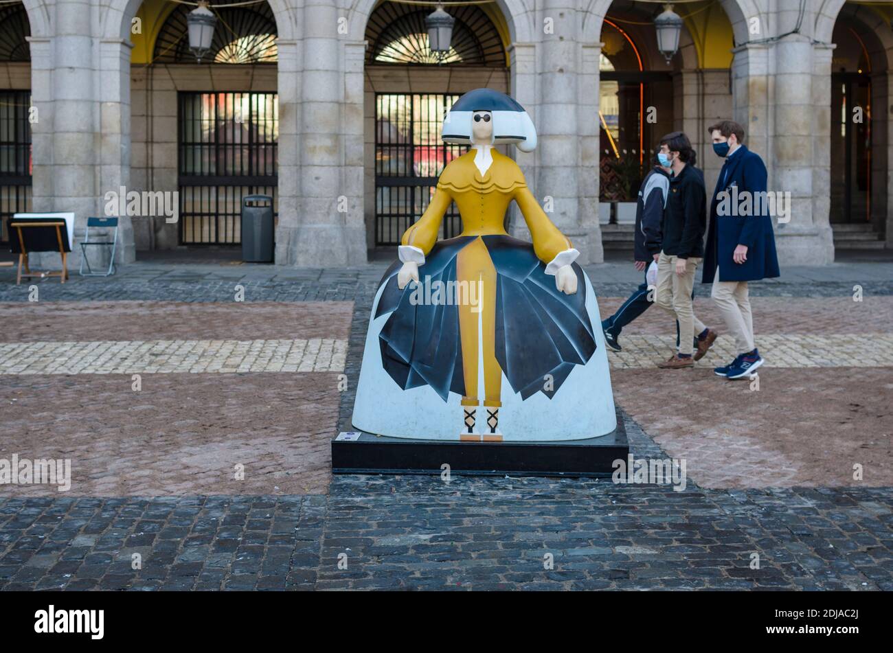 13 décembre 2020. Une sculpture de Menina sur la place Mayor. Madrid, Espagne. Banque D'Images