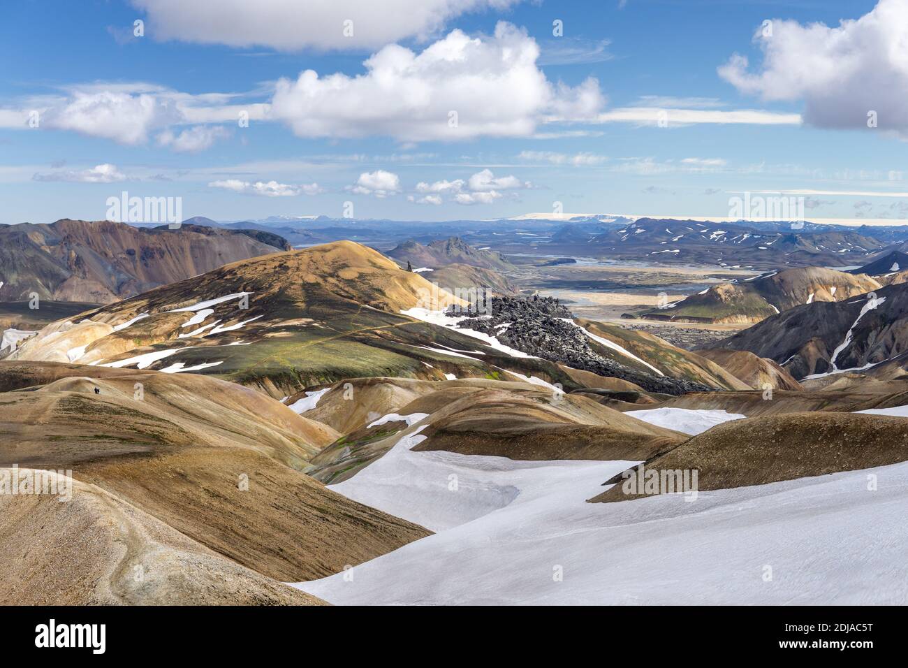 Vue sur les montagnes rhyolitiques Rainbow et le champ de lave dos et bas à Landmannalaugar camping, Laugavegur trek, Islande Banque D'Images