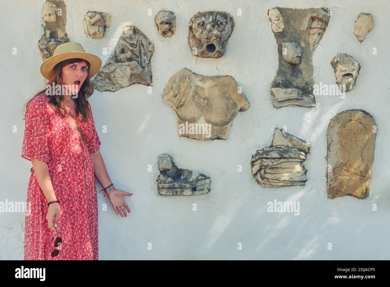 La femme le regarde dans l'étonnement wajj avec des fouilles archéologiques à Carthage. Statues et parties de maisons trouvées lors des fouilles de l'anci Banque D'Images