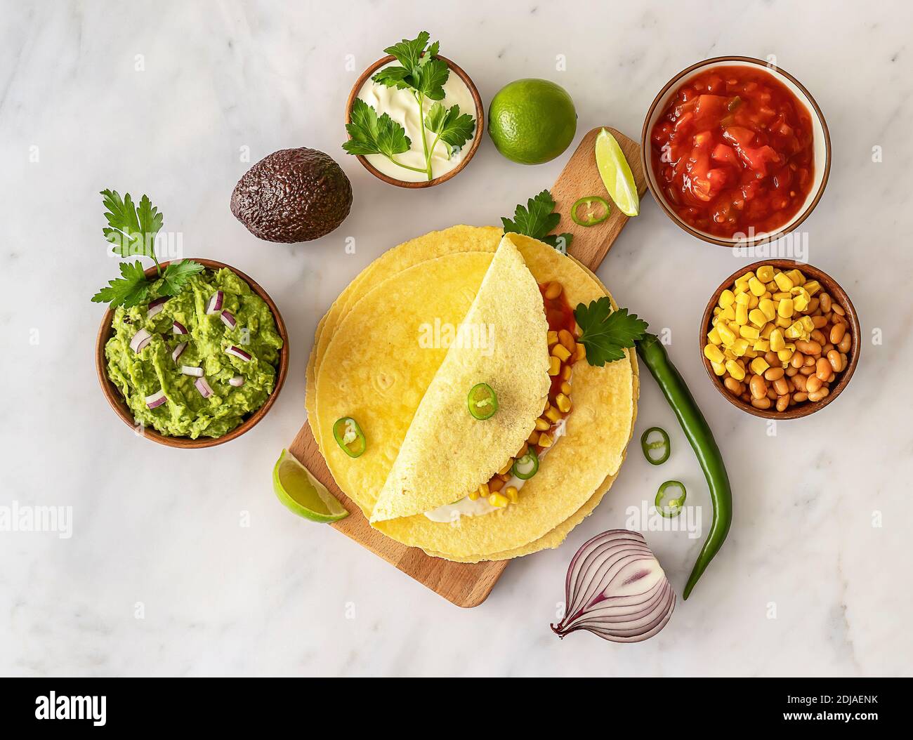 Tortilla envelopper ou burrito avec du maïs, des haricots, des verts et du guacamole fait maison. Nourriture saine végétarienne, cuisine mexicaine Banque D'Images
