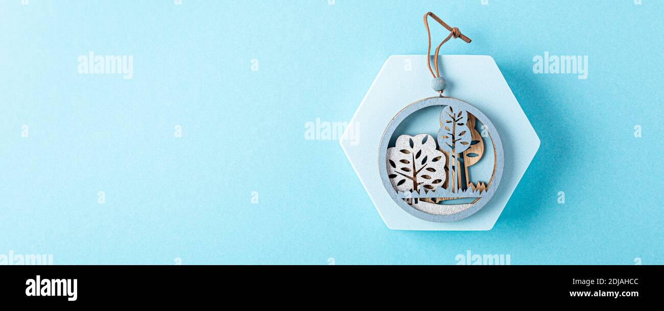 Concept de carte de vœux de Noël. Composition minimaliste créative avec décoration de noël sur fond bleu. Vue de dessus avec espace de copie. Banne Banque D'Images