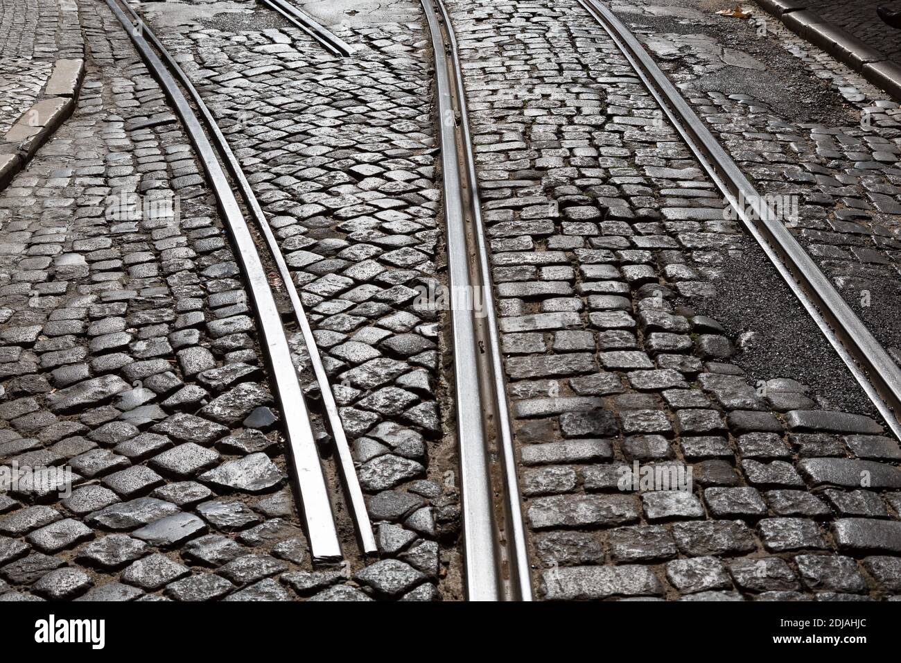 Voies de tram dans la rue pavée avec liaison de commutation manquante se terminant dans nulle part terre, Lisbonne, Portugal Banque D'Images