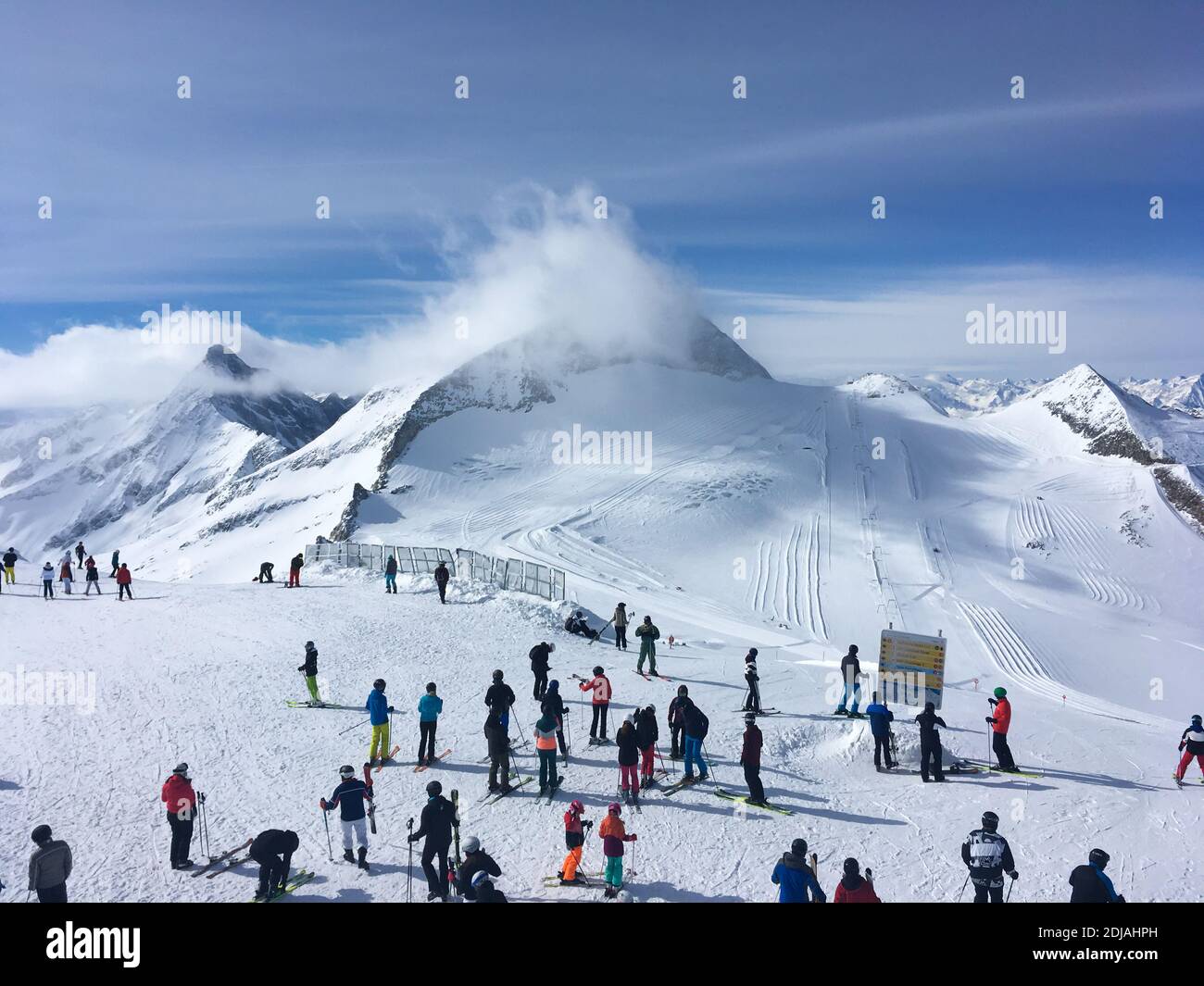 Panorama d'hiver depuis le sommet du Gletscherbus 3 avec les skieurs et le sommet d'Olperer en arrière-plan, glacier Hintertux, Mayrhofen, Tyrol, Autriche Banque D'Images