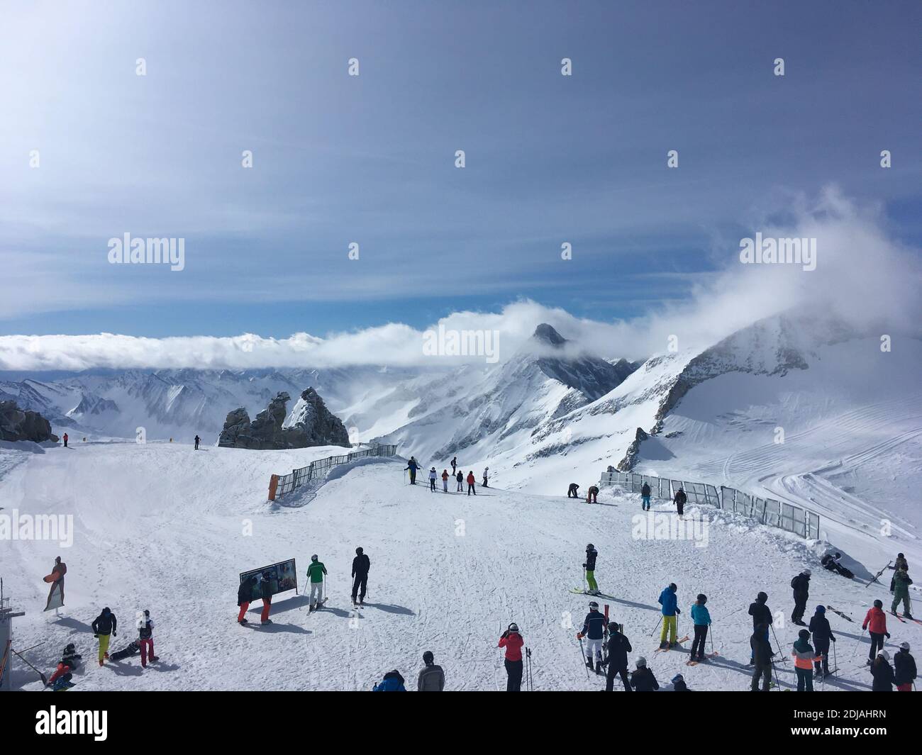 Panorama d'hiver depuis le sommet de la télécabine Gletscherbus 3 avec les skieurs et l'Olperer en arrière-plan, glacier Hintertux, Mayrhofen, Tyrol, Autriche Banque D'Images