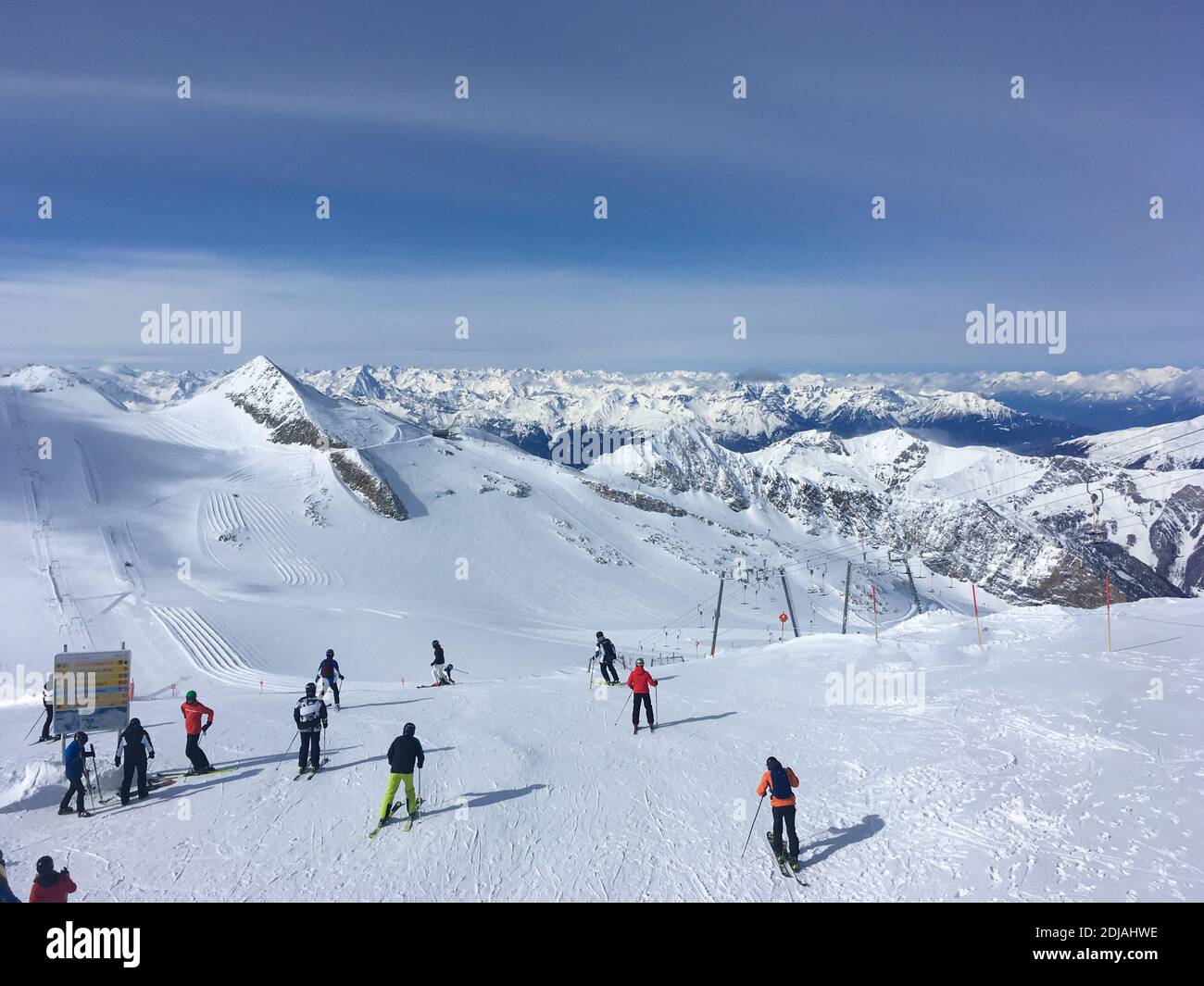 Panorama d'hiver depuis le sommet de la télécabine Gletscherbus 3 avec vue sur les skieurs et les montagnes, glacier Hintertux, Mayrhofen, Tyrol, Autriche Banque D'Images