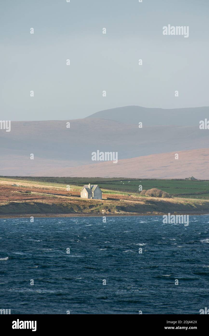 Bâtiment, de l'autre côté de la Scapa Flow, Orkney isles, Écosse Banque D'Images