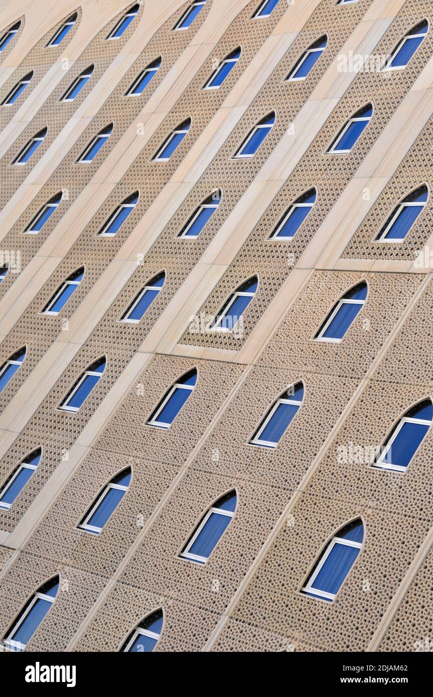 Architecture abstraite forme répétitive hôtel bâtiment fenêtre design en surface Texture et lignes structure moderne façade Dubai Emirats Arabes Unis EAU Banque D'Images