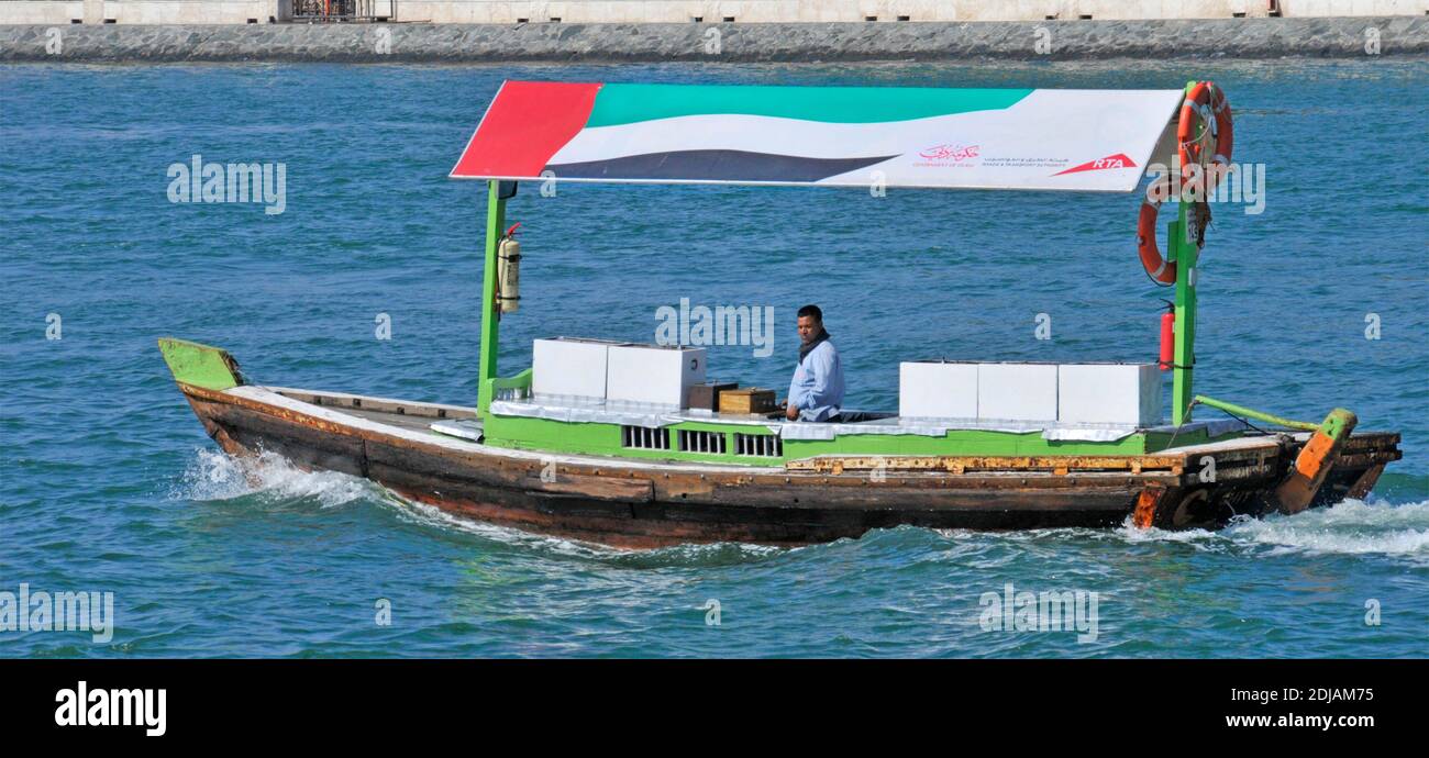 Dubai Creek Abra Water taxi homme traditionnel bateau de bois Adapté ici pour d'autres utilisations avec verrière colorée et eau Drapeau et logo RTA Émirats arabes Unis Banque D'Images