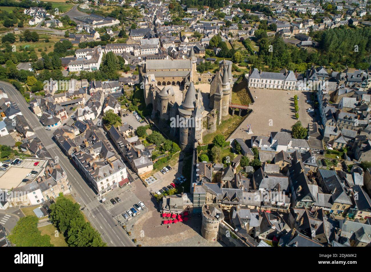 Vitre (Bretagne, Nord-Ouest de la France) : vue aérienne du château et de la vieille ville Banque D'Images