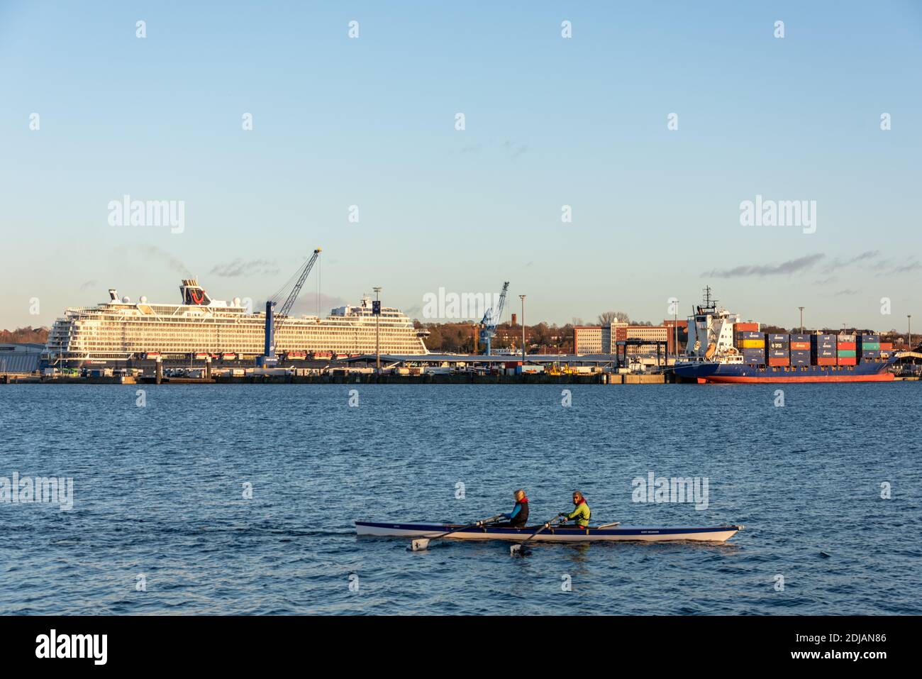Blick über die Kieler Förde zum Ostuferhafen mit der dort wegen Coronapandemie, geparkten Kreuzfahrtschiff 'Mein Schiff 1' Banque D'Images